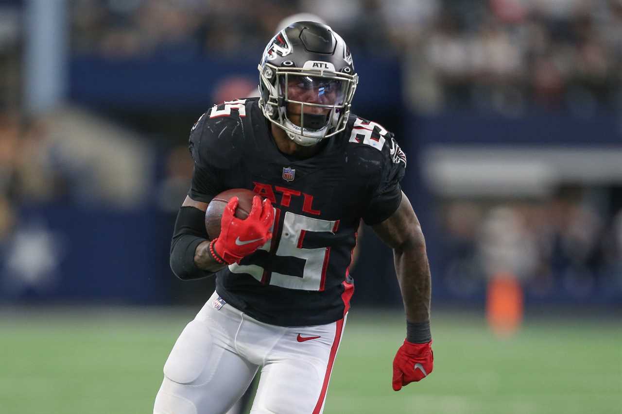 Atlanta Falcons Running Back Wayne Gallman (25) carries the ball during the game between the Dallas Cowboys and Atlanta Falcons on November 14, 2021 at AT&T Stadium in Arlington, TX.