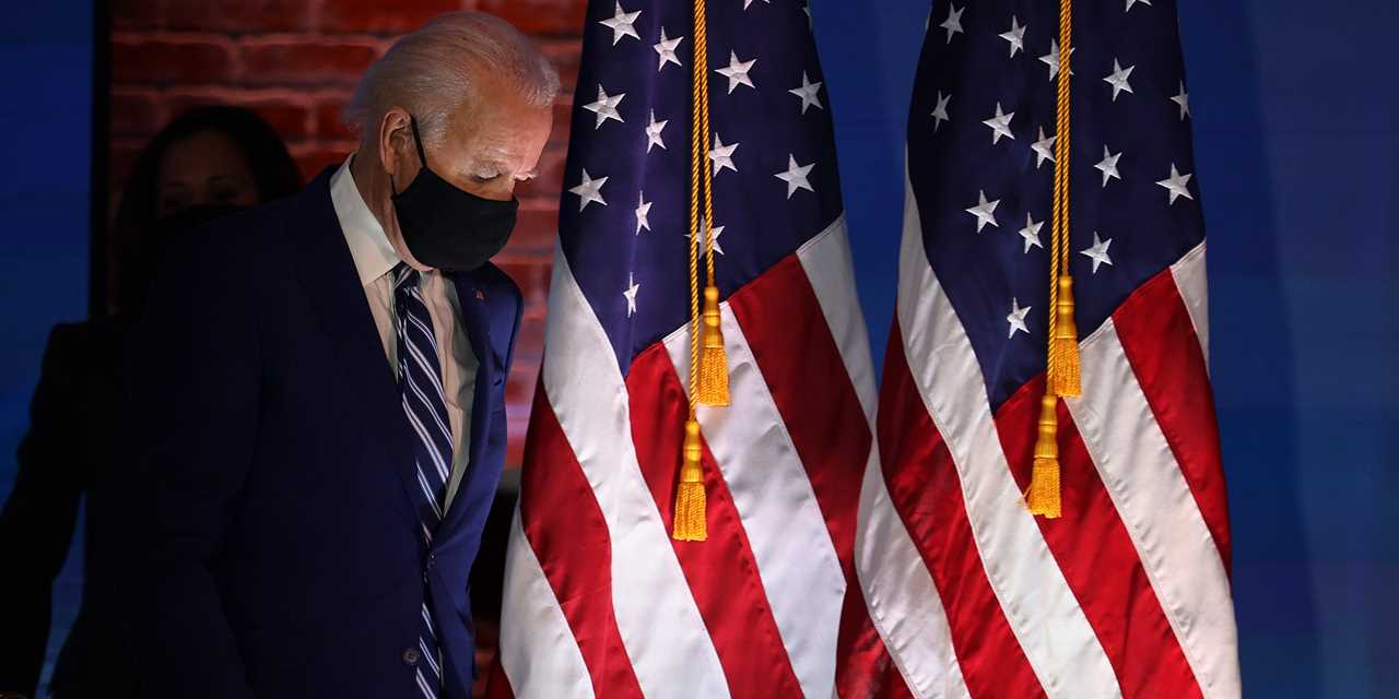 Biden in front of US flags